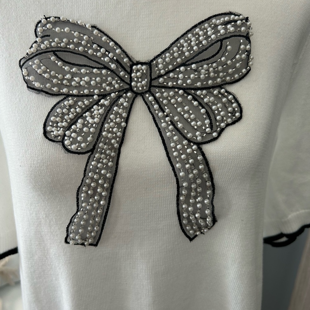More in love . Short sleeved light sweater. Size large - Picture 4 of 8